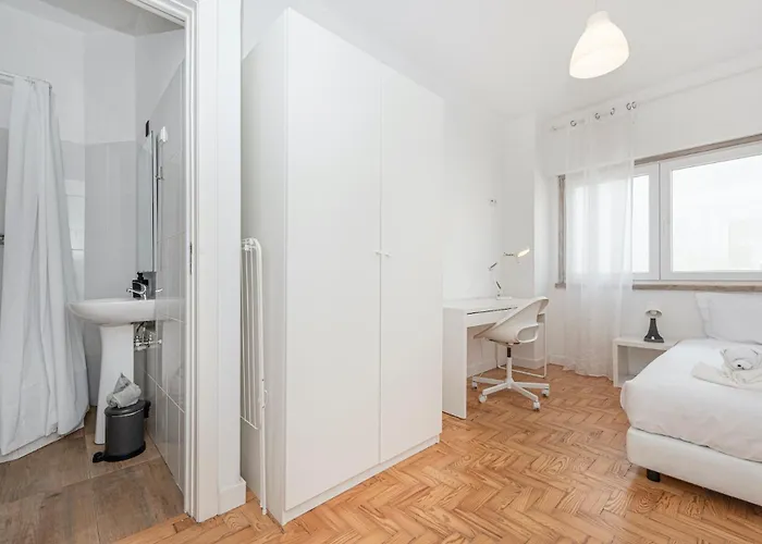 Houze Spacious Near Marques De Pombal Apartment